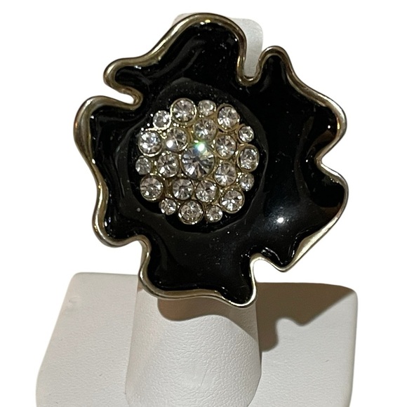Metal and Rhinestone Flower Rings Bundle Lot 7 pcs NWT NWOT - Picture 3 of 8